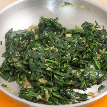 spinach and shallot in frying pan